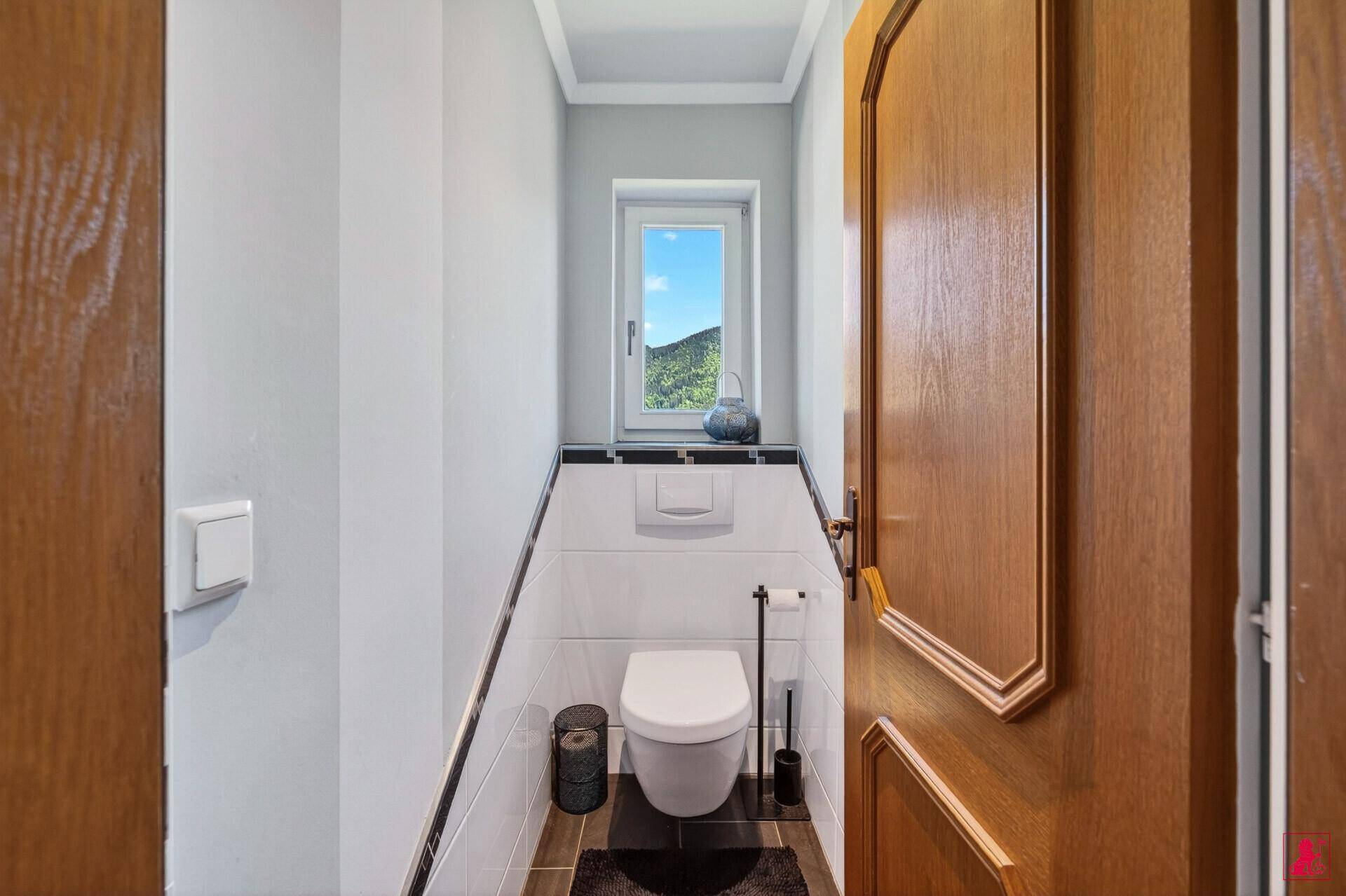 Separates Gäste-WC mit Fenster, Wand-WC und modernem Design.