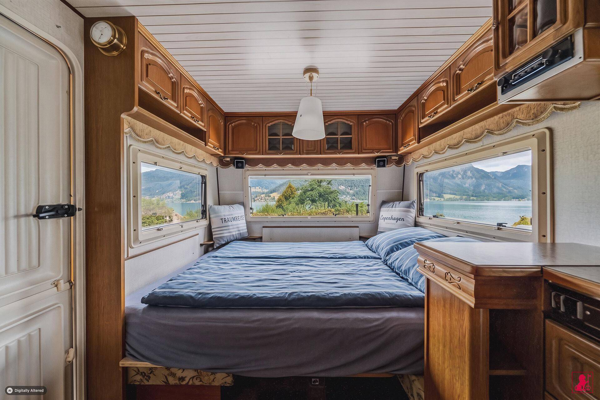 Geräumiges Schlafzimmer mit Doppelbett und atemberaubendem Blick auf See und Berge.