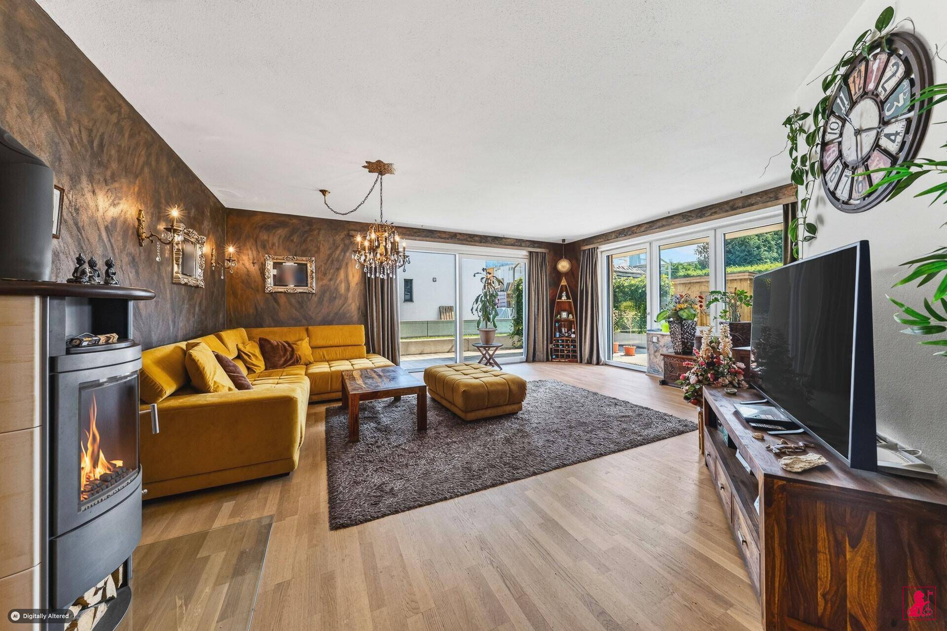 Helles Wohnzimmer mit Kaminofen, großem Sofa und Blick in den Garten.