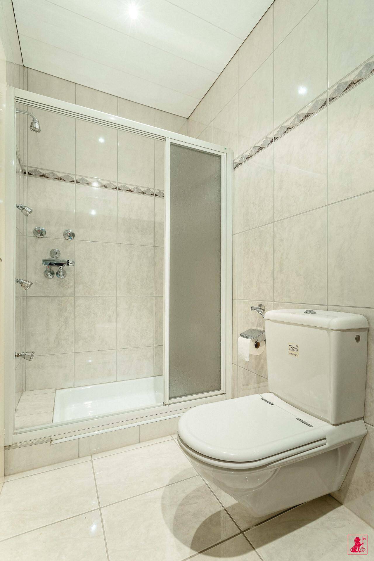 Badezimmer mit Dusche