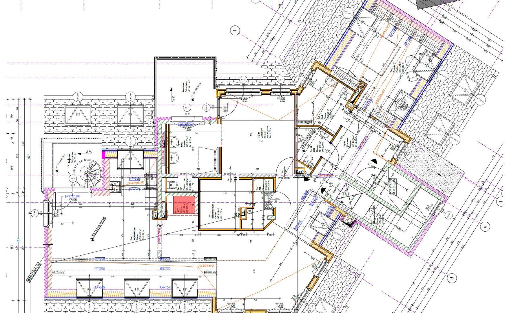 Detaillierter Grundrissplan mit mehreren Wohneinheiten, Treppen und Außenbereichen.