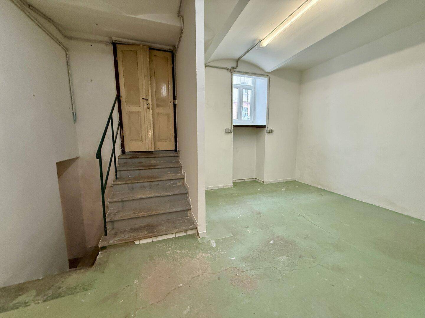 Souterrain mit Ausgang zur Straße