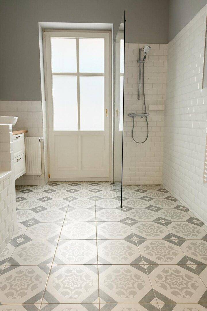 Modernes Badezimmer mit gemusterten Fliesen, weißer Metrofliesenwand und begehbarer Dusche.