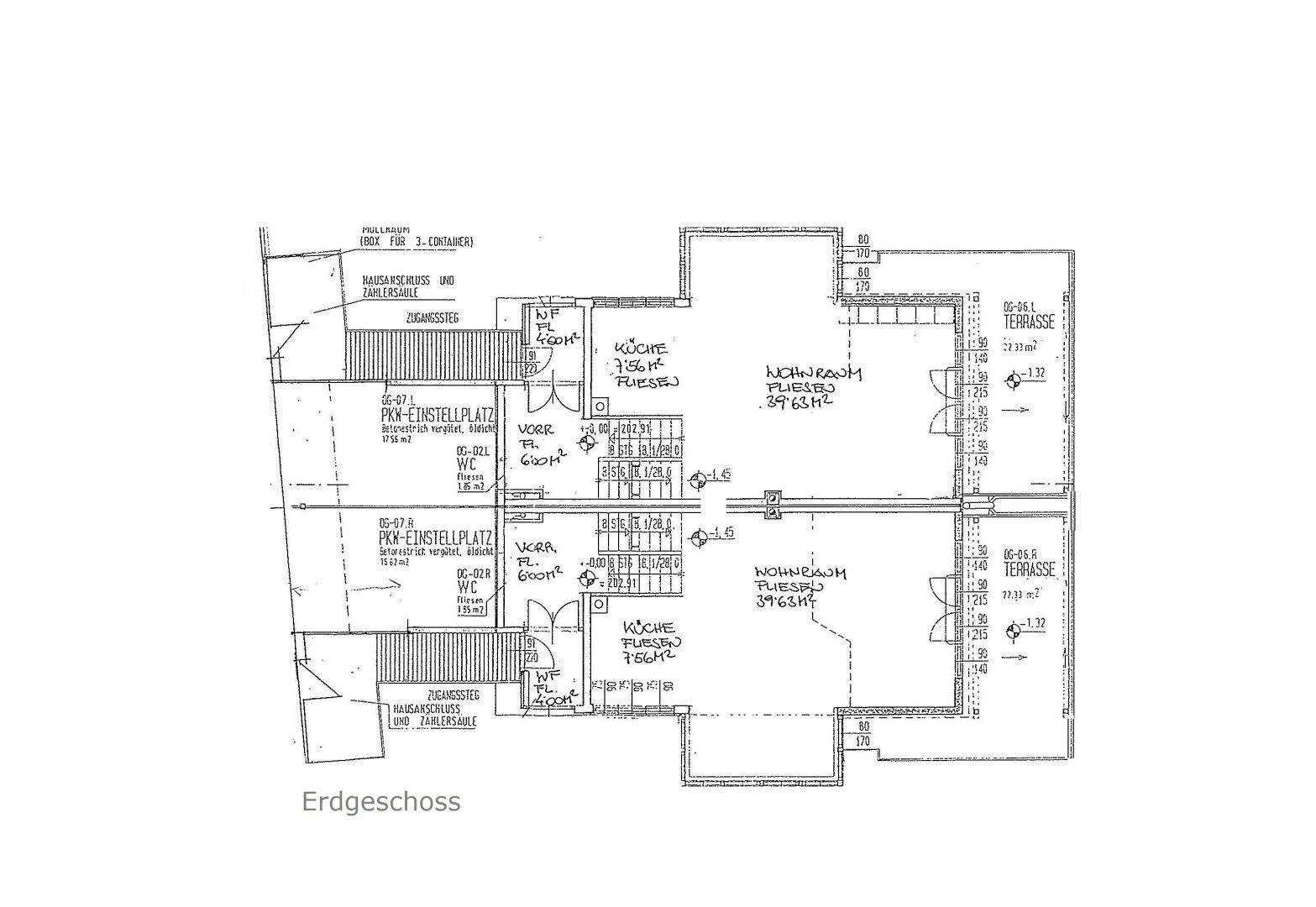 Grundriss des Erdgeschosses mit Wohnraum, Küche, Terrasse und PKW-Einstellplätzen sowie einem Gäste-WC.