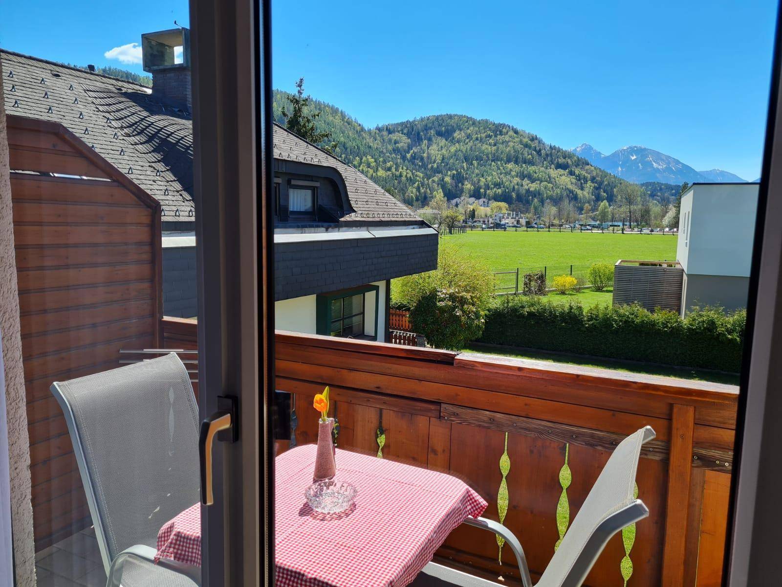 Kleiner Balkon mit Sitzgelegenheiten und weitem Blick auf die umliegende Berglandschaft.