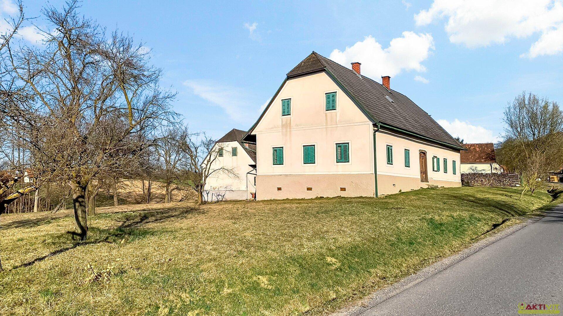 Historisches Bauernhaus mit traditioneller Architektur und großem Grundstück in ländlicher Umgebung.