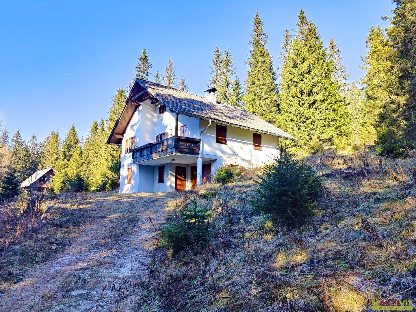 Freistehendes Haus in idyllischer Waldrandlage mit weitem Blick auf die umliegende Natur.