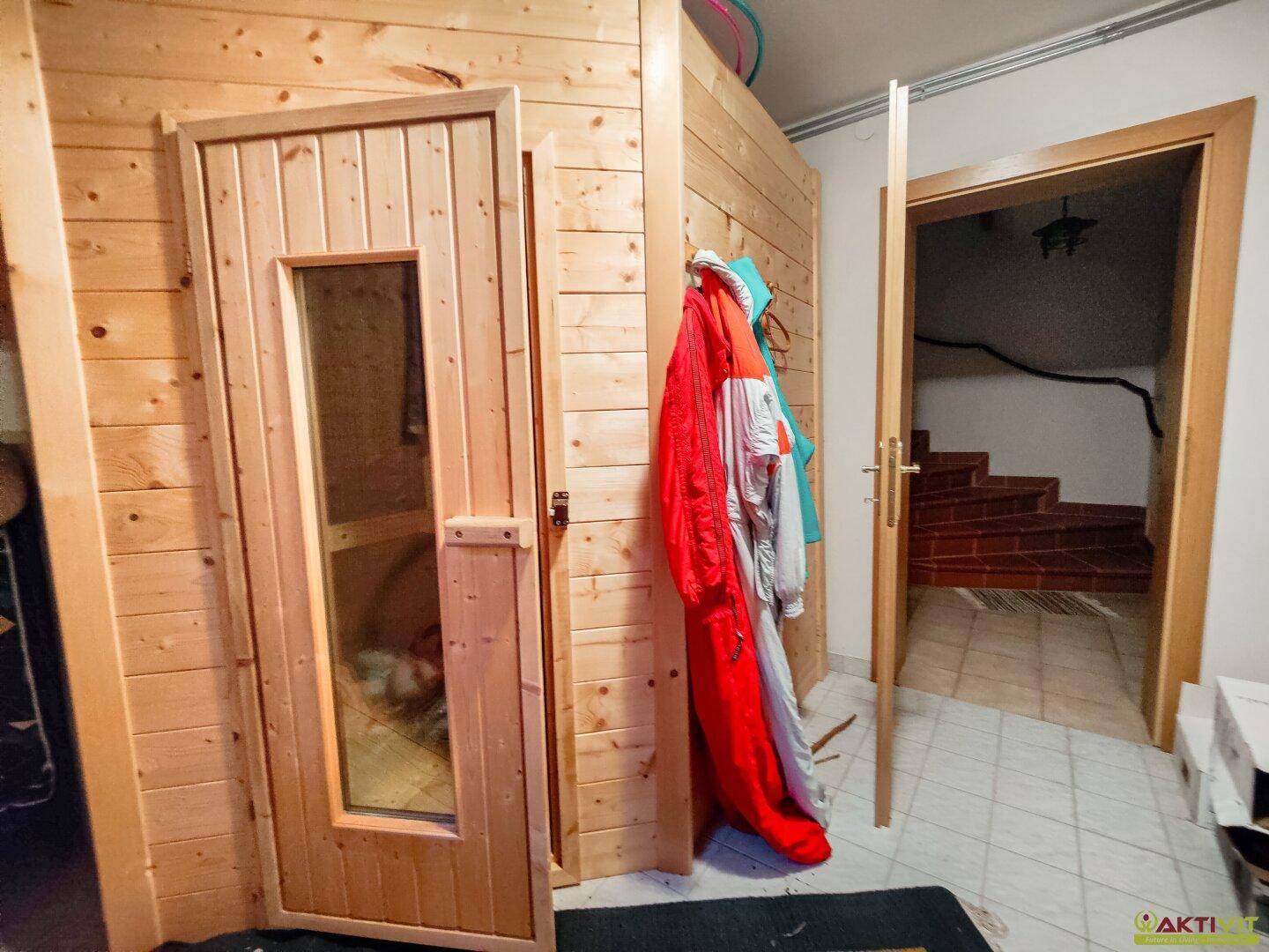 Kleiner Raum mit einer Holzsauna, die zum Entspannen einlädt.