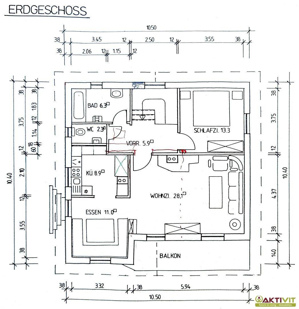 Grundriss des Erdgeschosses mit Schlafzimmer, Bad, Küche, Wohn-Essbereich und Balkon.