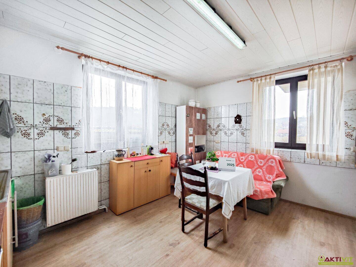 Gemütliche Küche mit Essbereich, Fenster und einfacher Ausstattung.