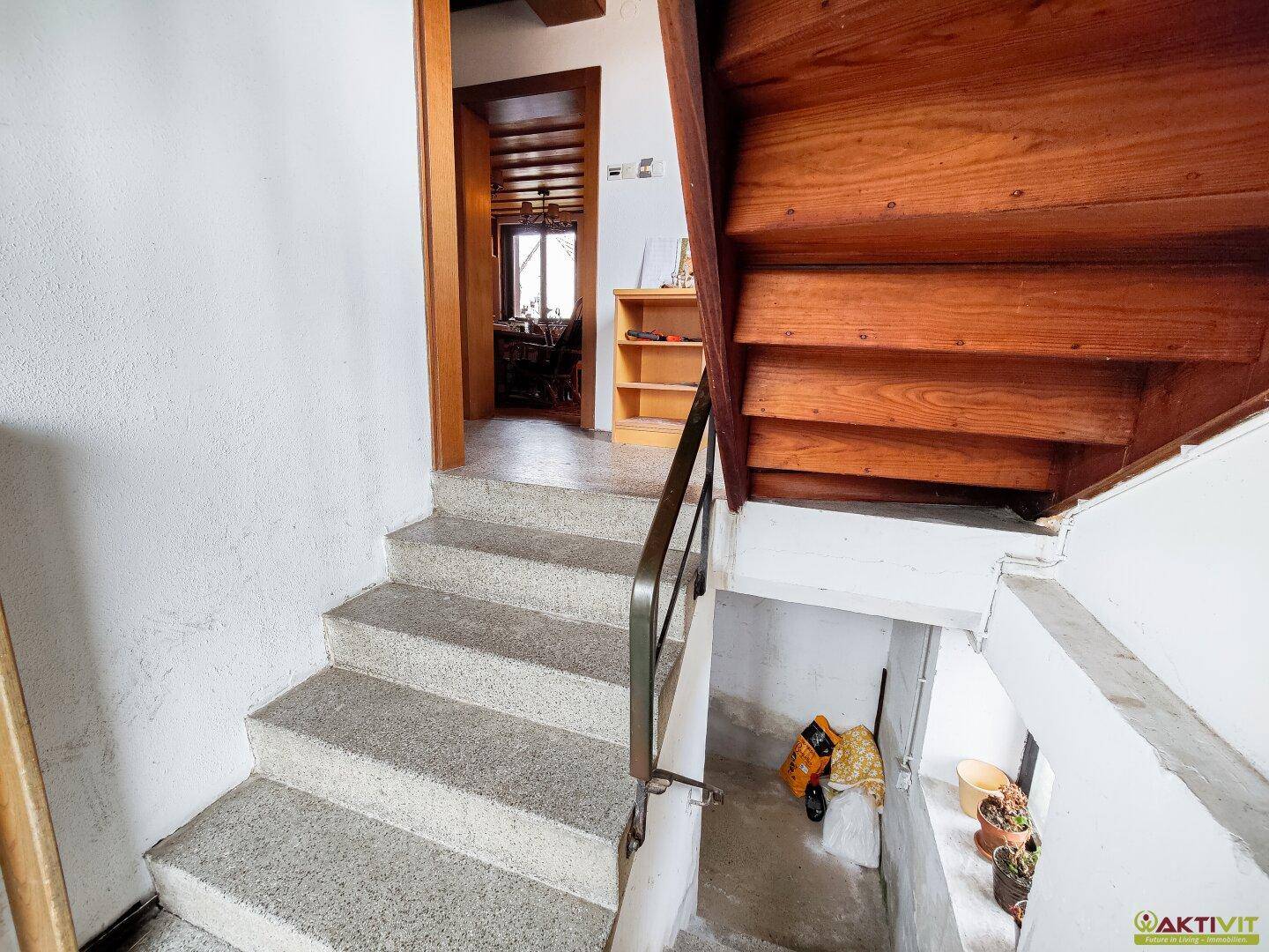 Treppe führt hinunter in den Kellerbereich des Hauses.