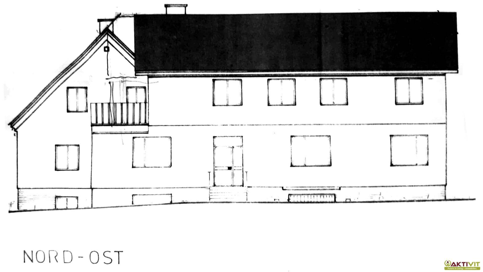 Nord-Ost-Ansicht des Gebäudes mit Fenstern und Balkon.