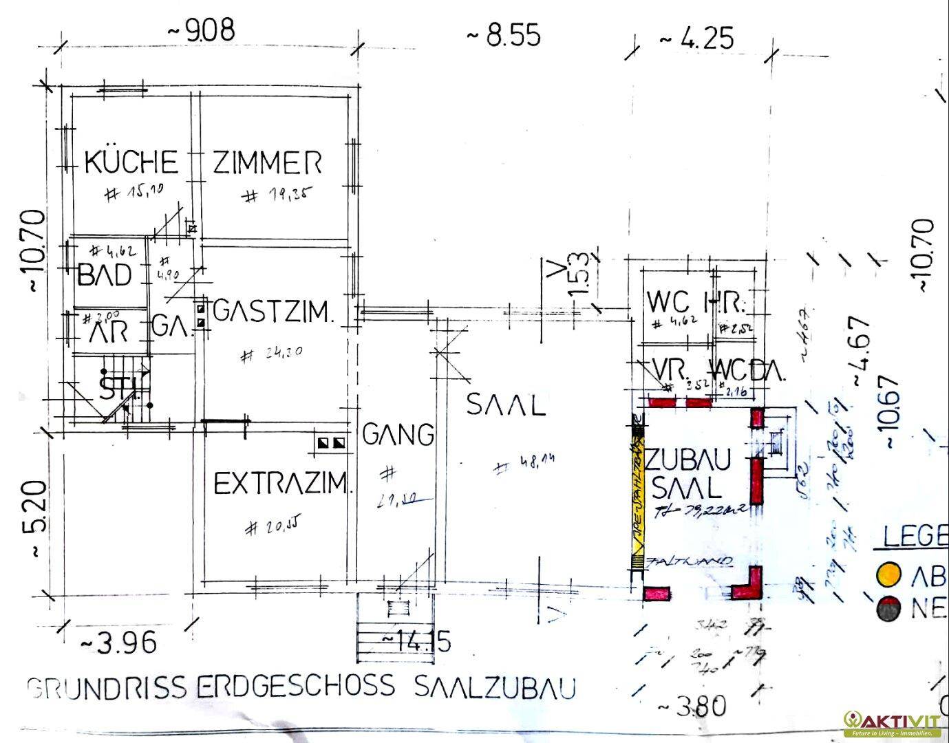 Grundriss des Erdgeschosses mit Küche, Zimmern, Bad und WC.
