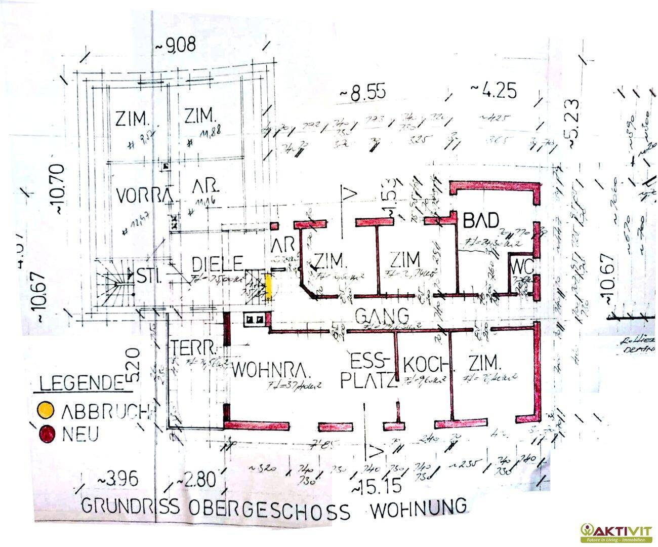 Grundriss des Obergeschosses mit Wohnraum, Essplatz, Bad, WC und Terrasse.
