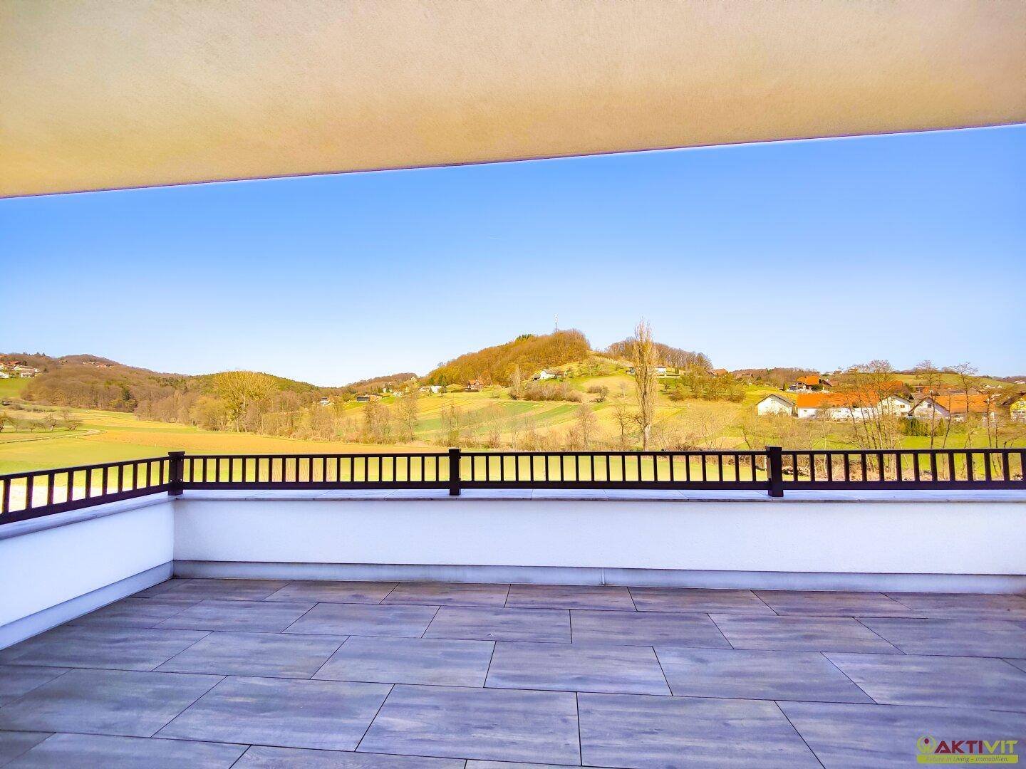 Weitläufiger Blick von der Dachterrasse über die grüne Hügellandschaft und die Umgebung.