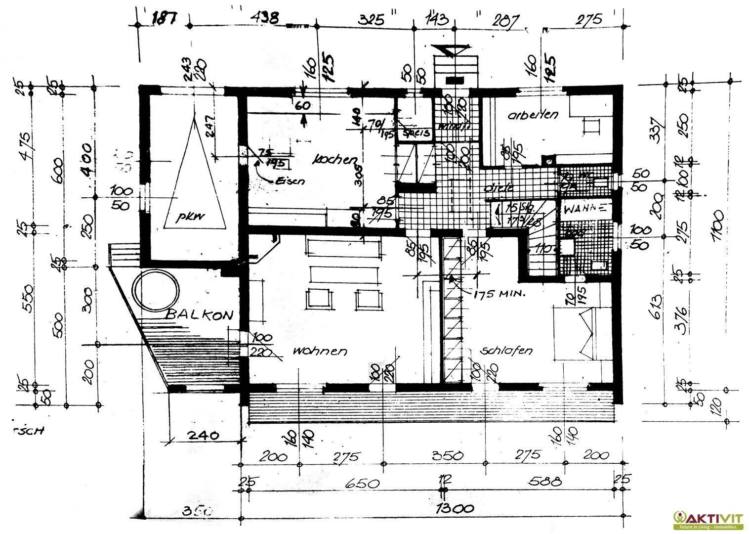 Handgezeichneter Grundriss des Erdgeschosses mit Wohn-, Schlaf- und Küchenbereichen sowie Balkon.