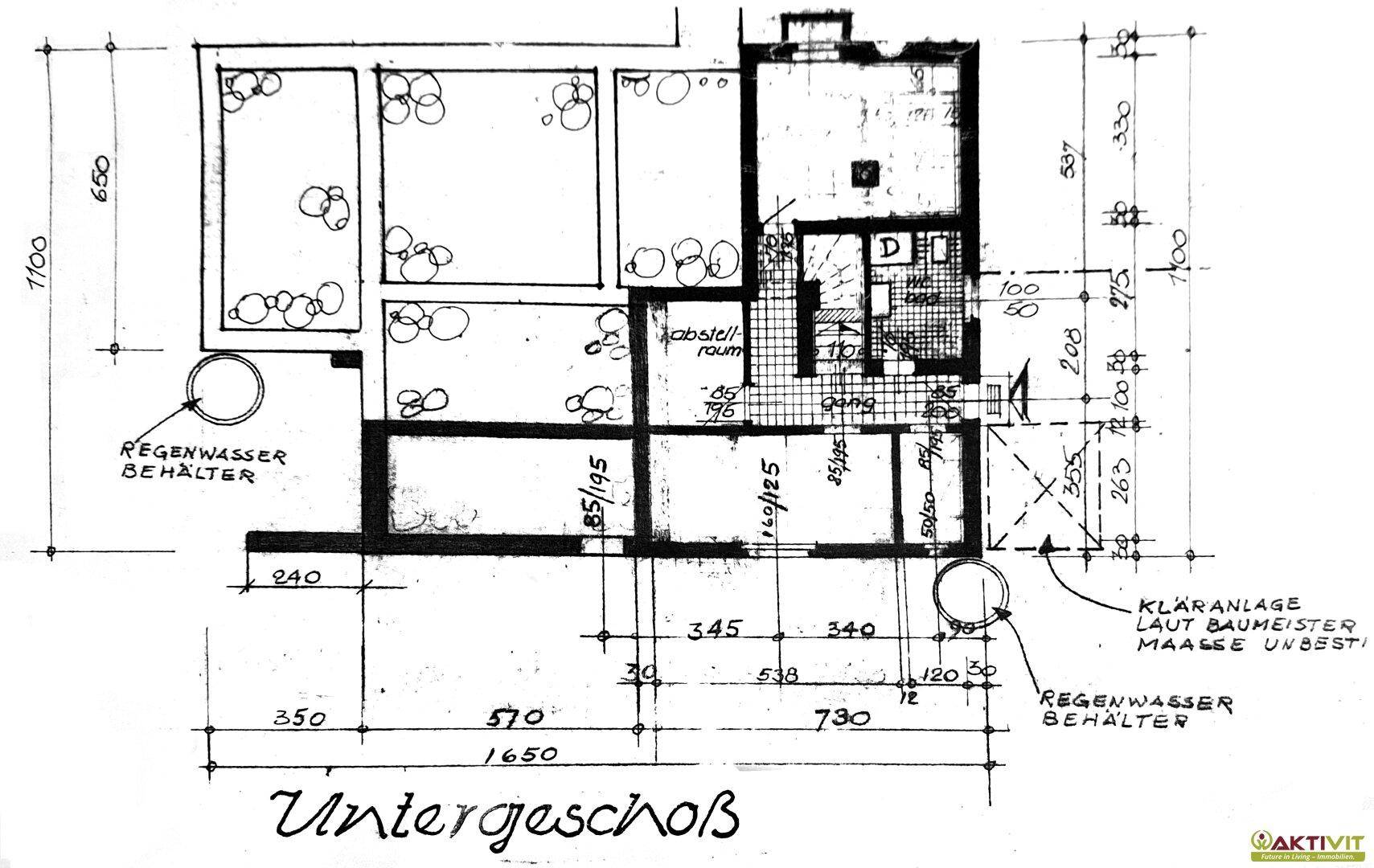 Handgezeichneter Grundriss des Untergeschosses mit Abstellraum, WC und Regenwasserbehältern.