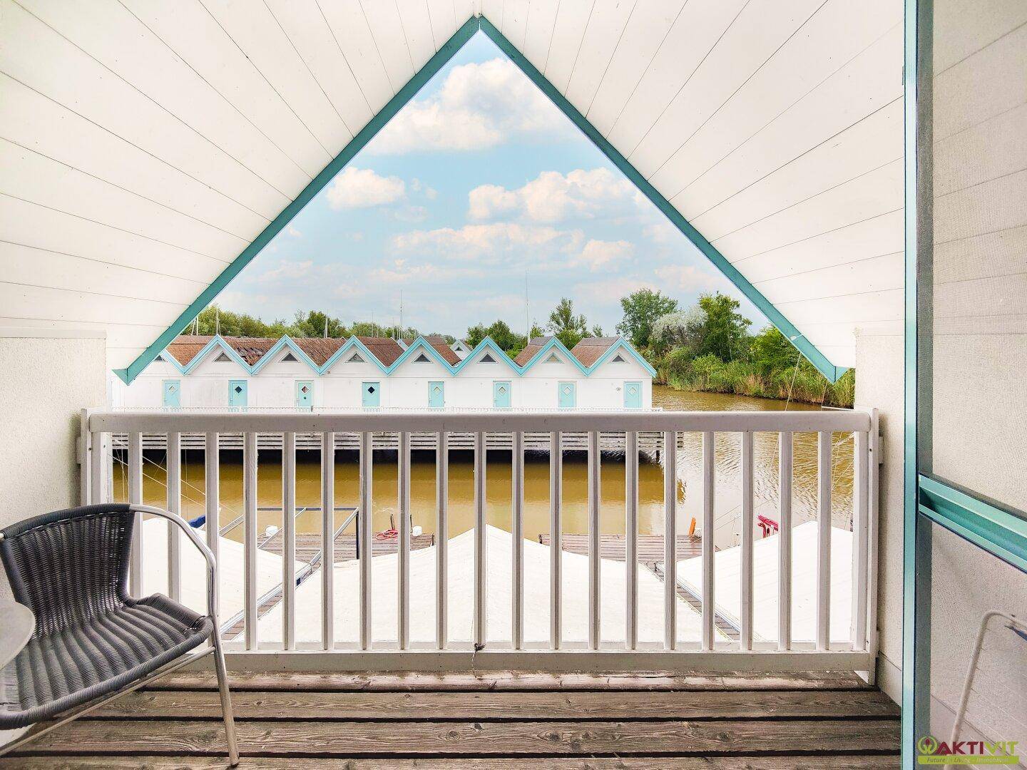 Kleiner Balkon mit Blick auf die gegenüberliegenden Häuser und den Kanal.