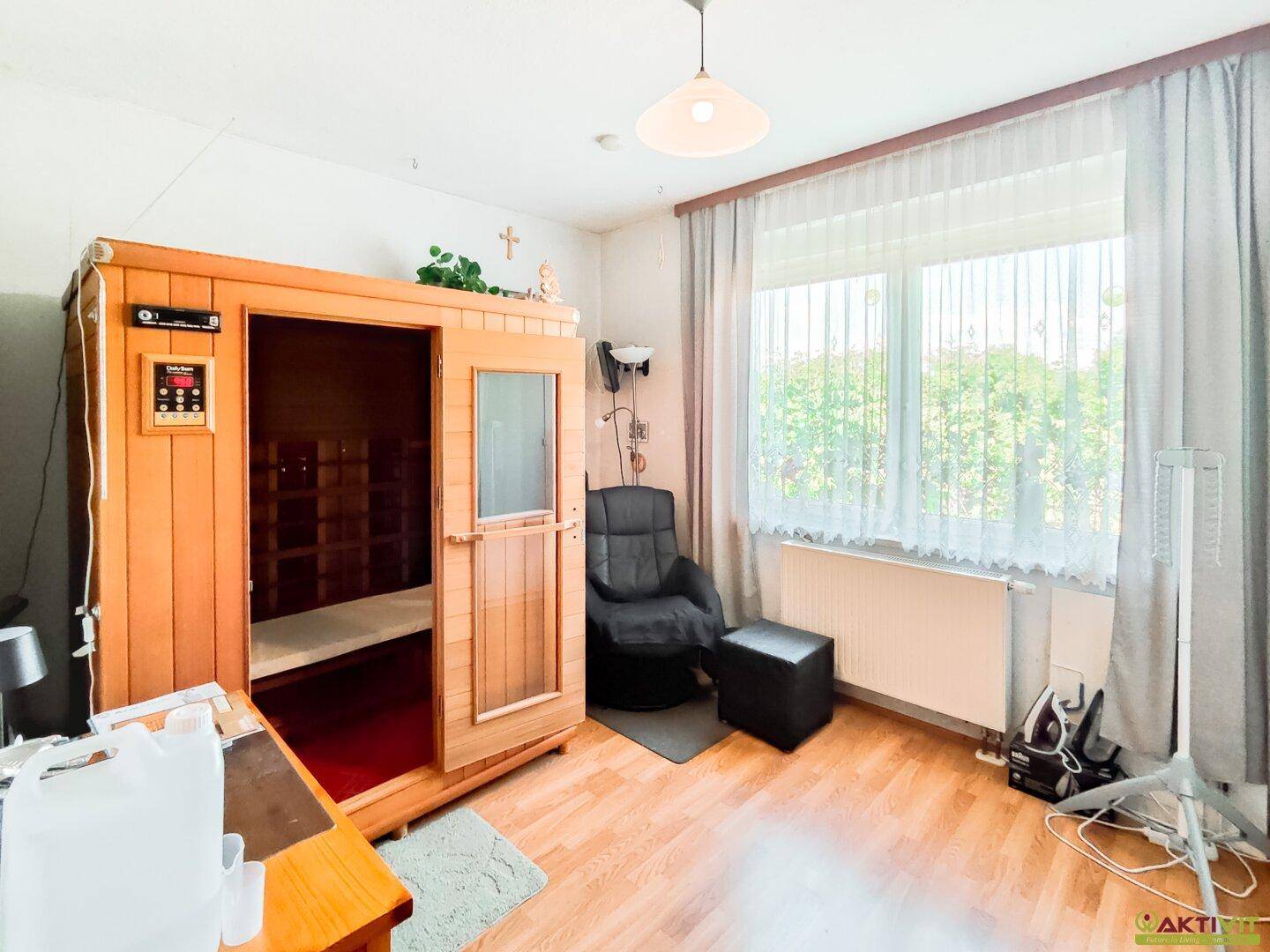 Zimmer mit privater Sauna und Fenster, ideal für Entspannung und Wellness zu Hause.