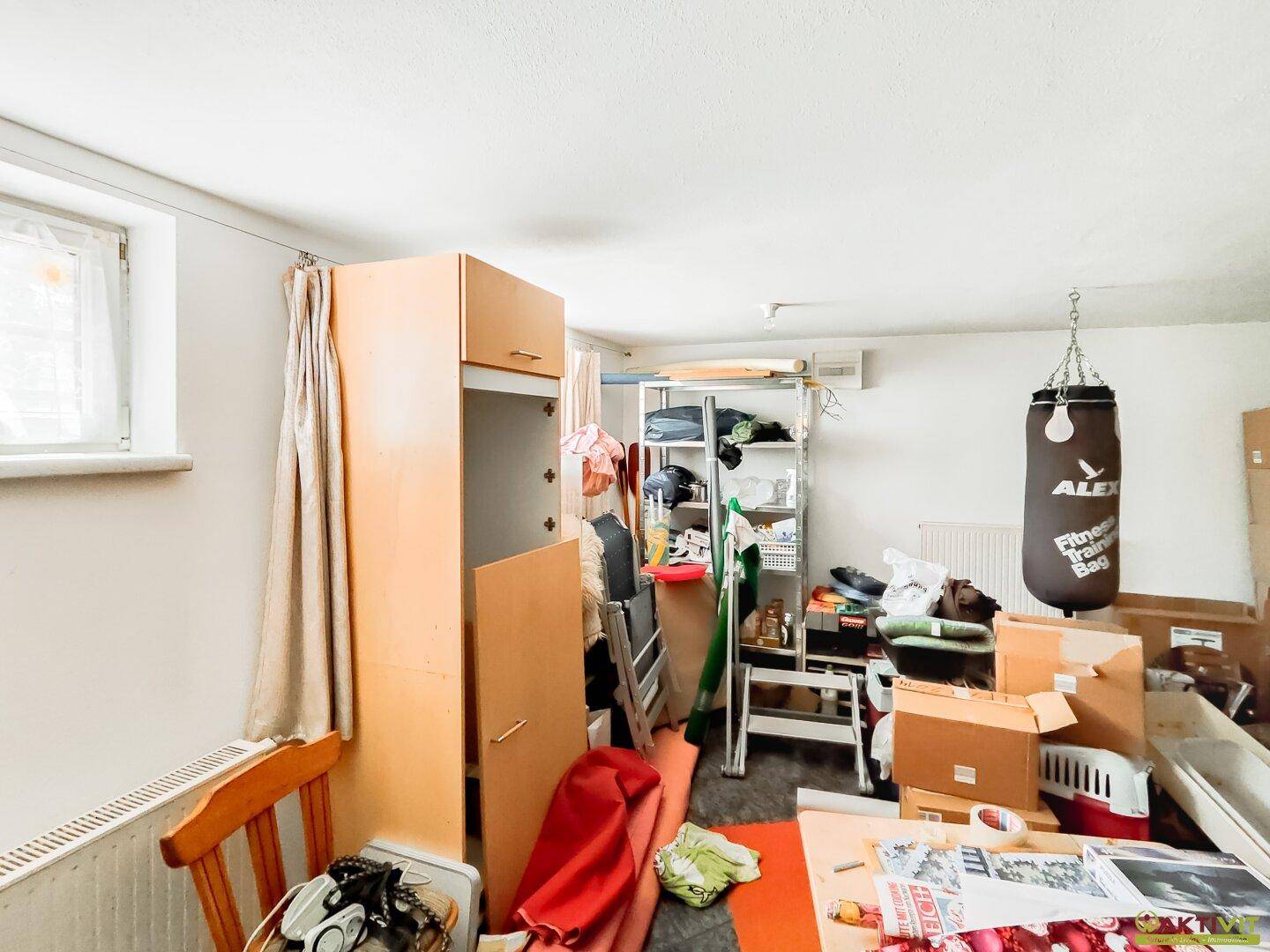 Kellerraum mit Fenster und vielseitigen Nutzungsmöglichkeiten, ideal als Hobby- oder Abstellraum.