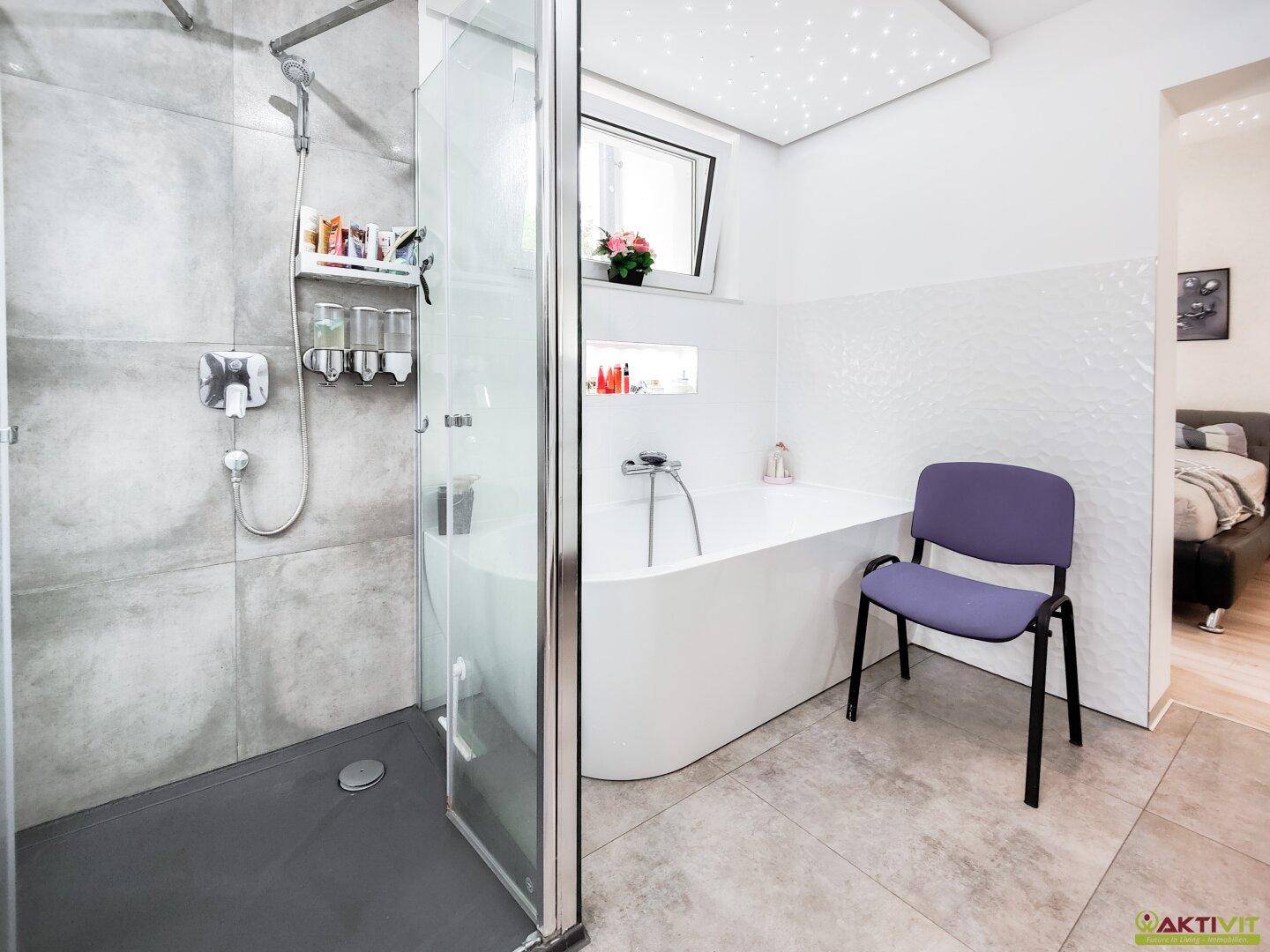 Modernes Badezimmer mit Badewanne, Duschkabine und Sternenhimmel-Decke.