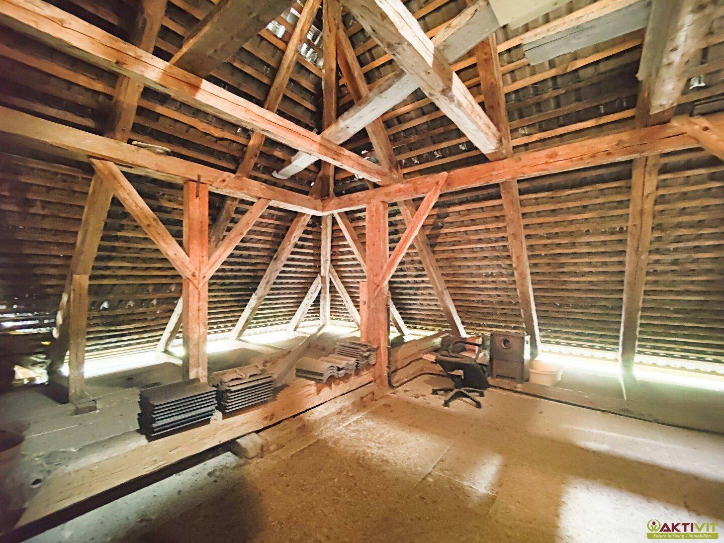 Geräumiger Dachboden mit sichtbaren Holzbalken, bietet viel Potenzial für Ausbau oder Lagerung.