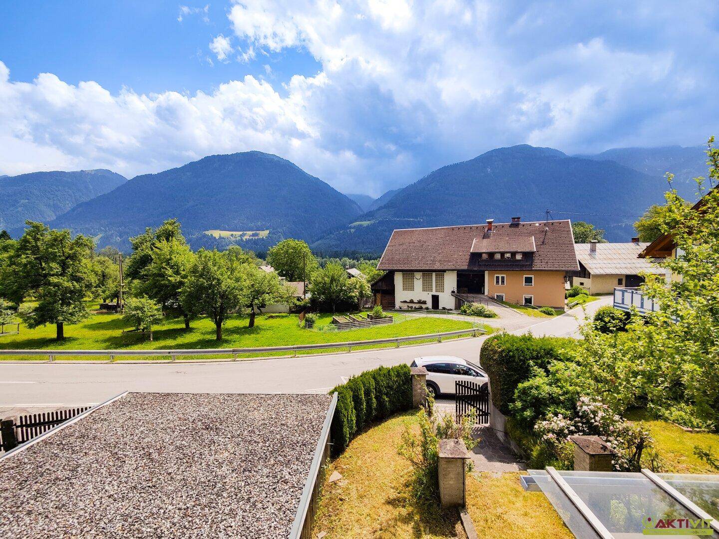 Malerischer Blick auf die umliegende Berglandschaft und die Nachbarschaft unter blauem Himmel.