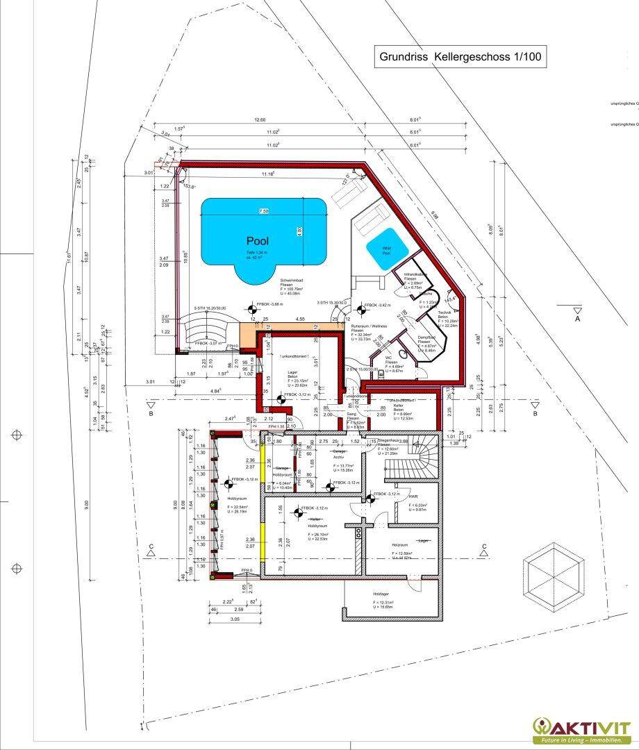 Detaillierter Lageplan des Grundstücks mit Poolbereich und Gebäudegrundriss.