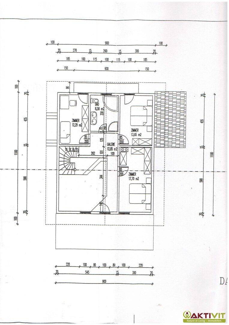 Grundriss des Obergeschosses mit Schlafzimmern, Badezimmer und einem Balkon.