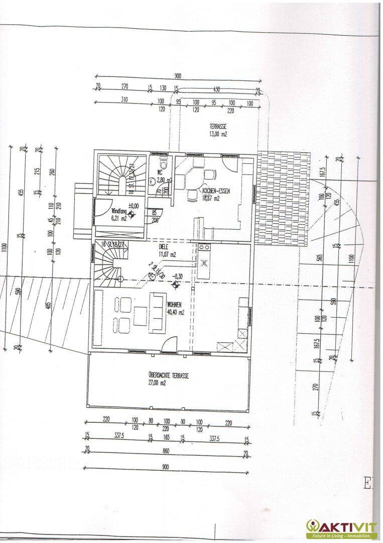 Grundriss des Erdgeschosses mit offenem Wohn-Essbereich, Küche und einer großen Terrasse.