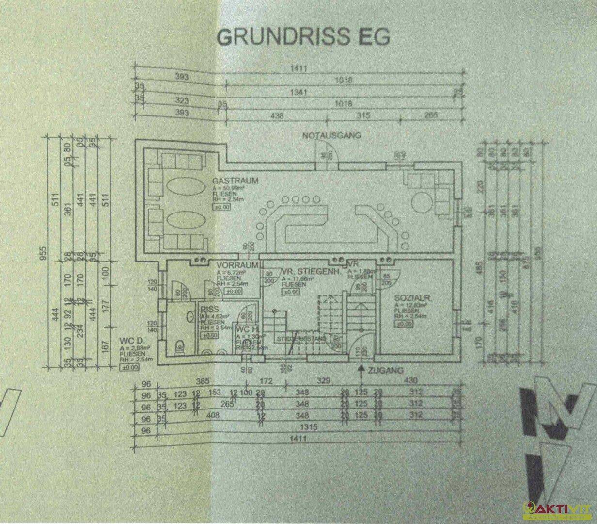 Grundriss des Erdgeschosses mit Gastraum, Vorräumen, Toiletten und Sozialraum.