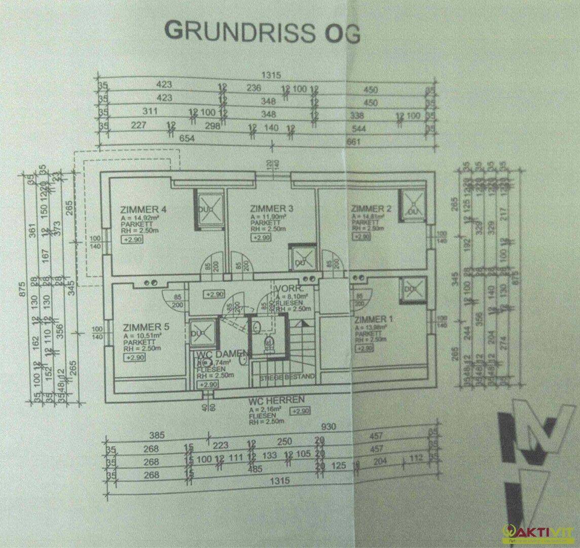 Grundriss des Obergeschosses mit fünf Zimmern, Vorraum und separaten Toilettenbereichen.