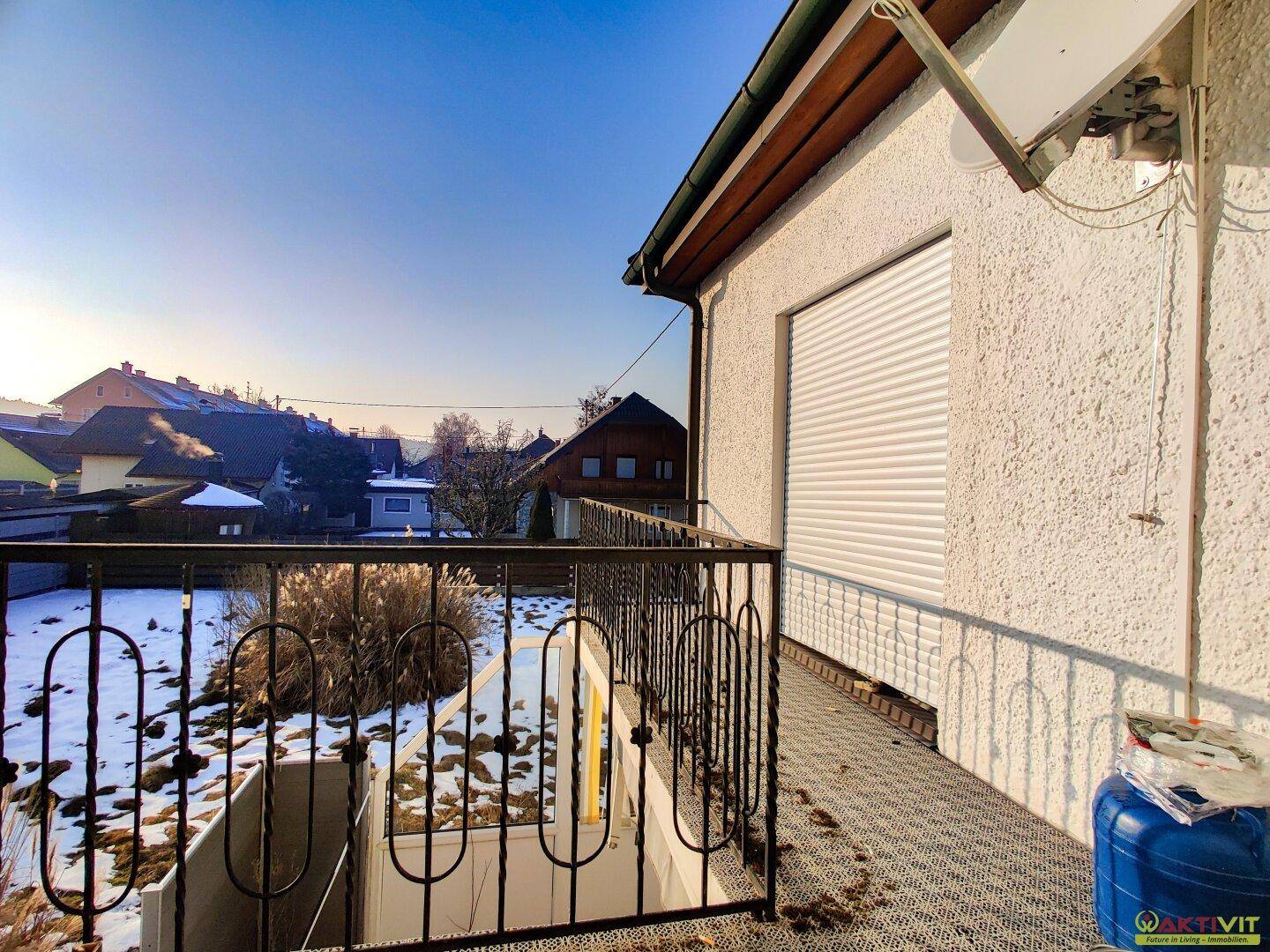 Kleiner Balkon mit Metallgeländer und Blick auf die verschneite Umgebung.