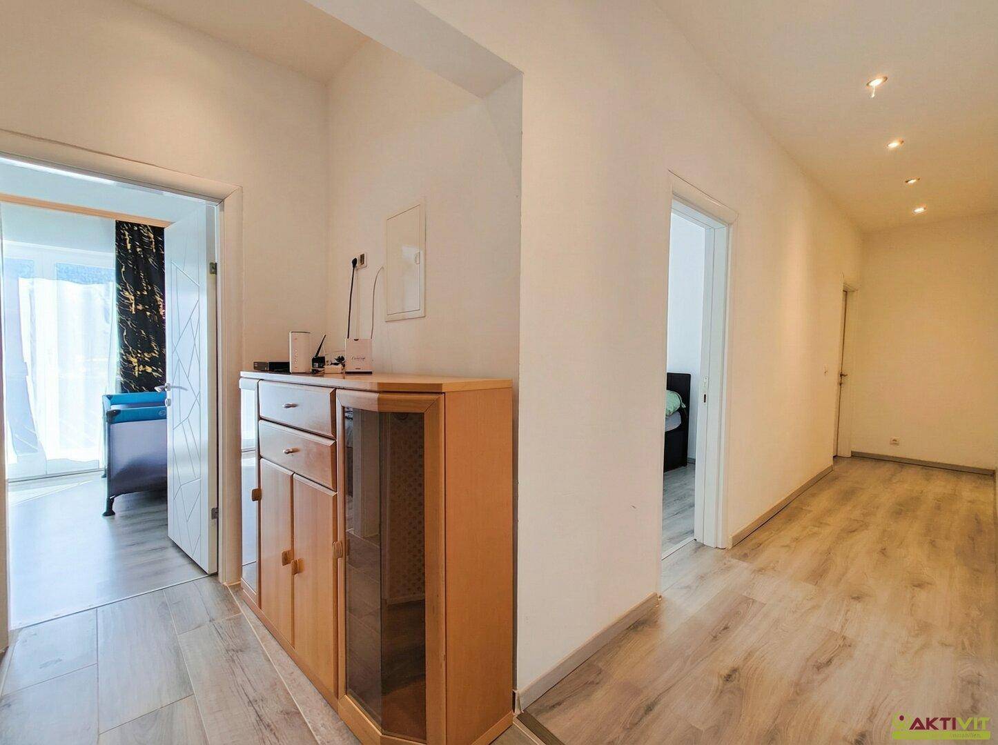 Geräumiger Lagerraum im Keller, gefüllt mit Brennholz für den Kamin.