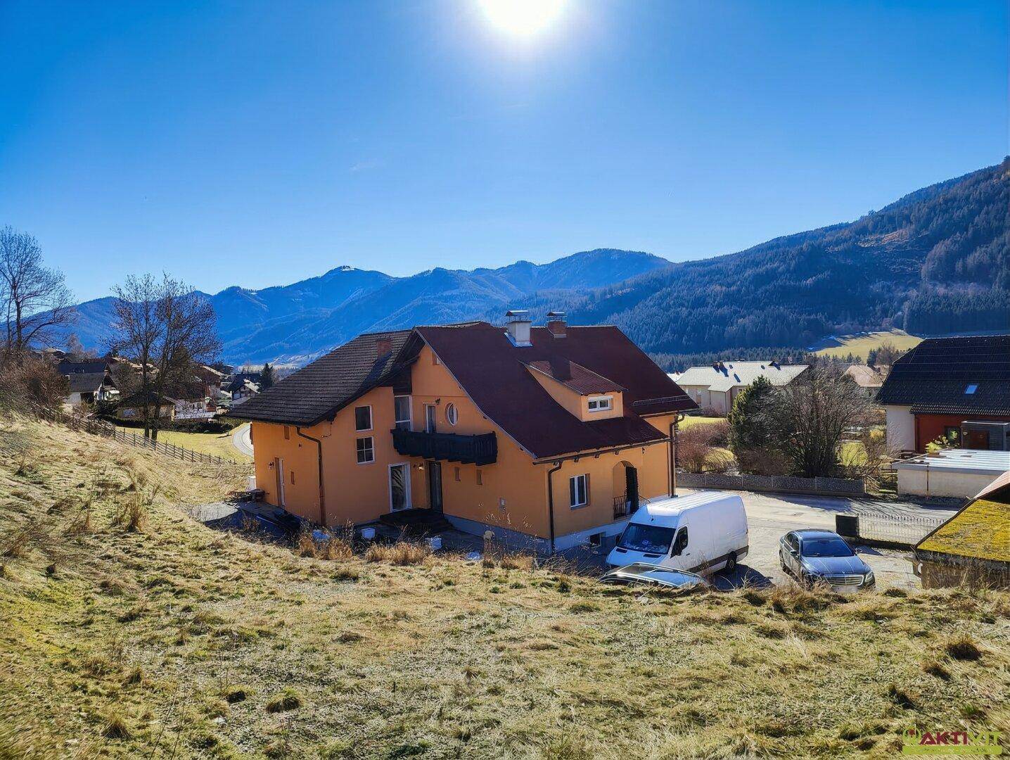 Wohnhaus in sonniger Lage mit weitem Blick auf die umliegende Berglandschaft und Täler.