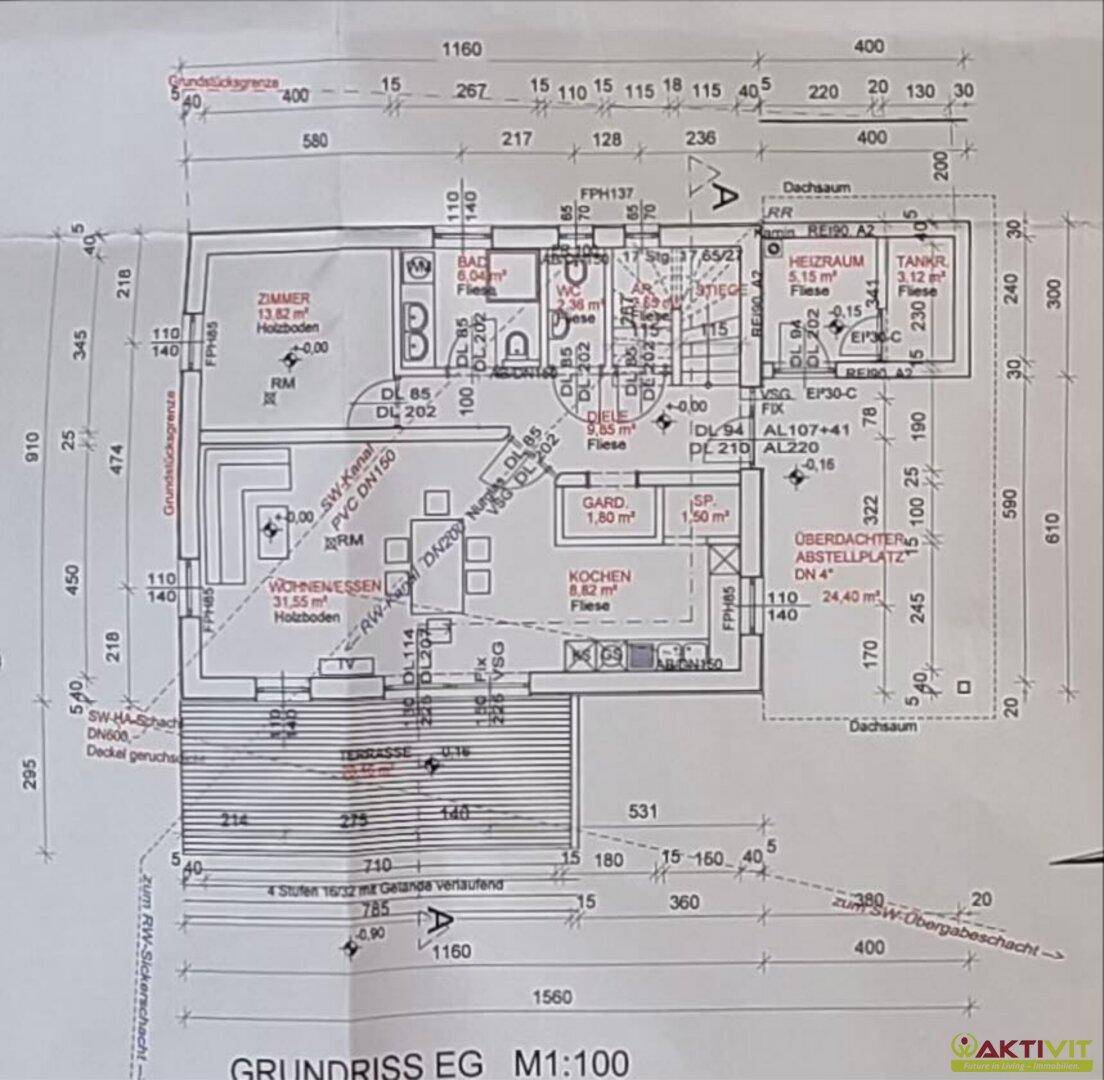 Grundriss des Erdgeschosses mit Wohn-Essbereich, Küche, Bad und Terrasse.