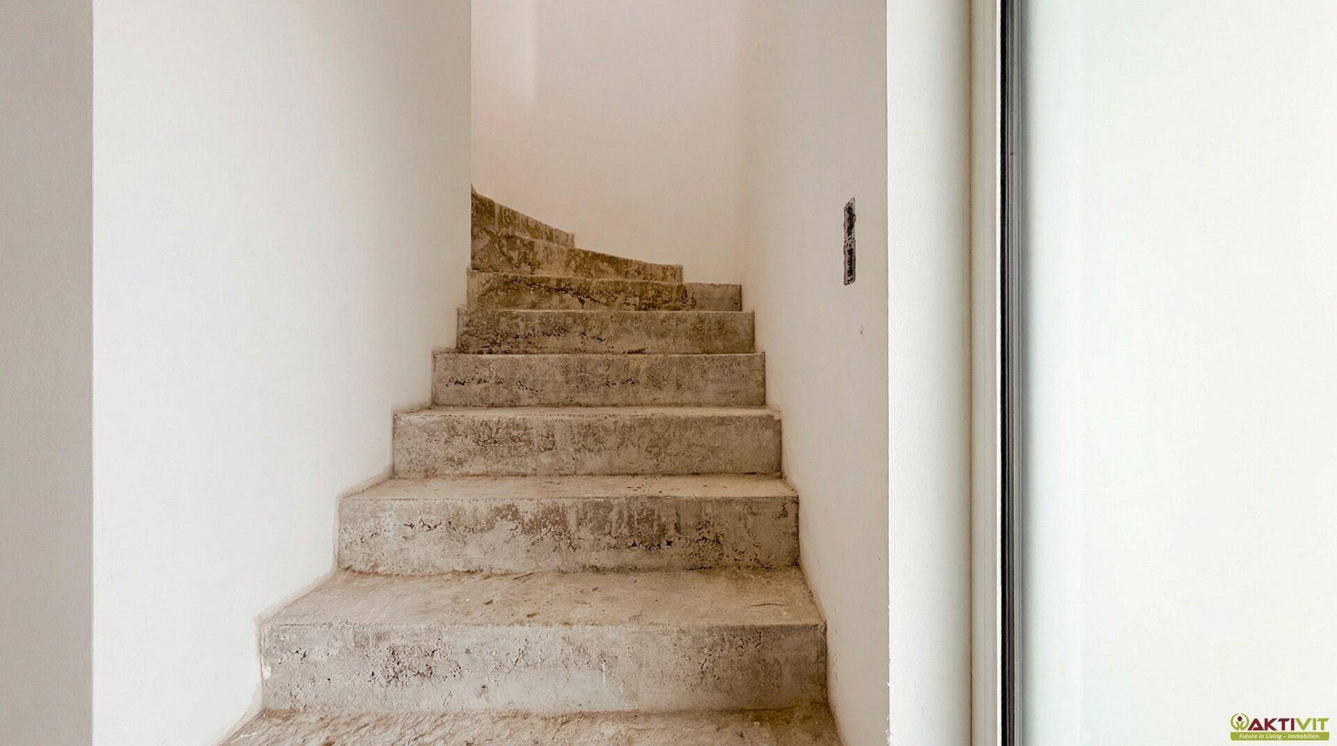 Rohbautreppe aus Beton, die in das obere Stockwerk führt, bereit für den Endausbau.