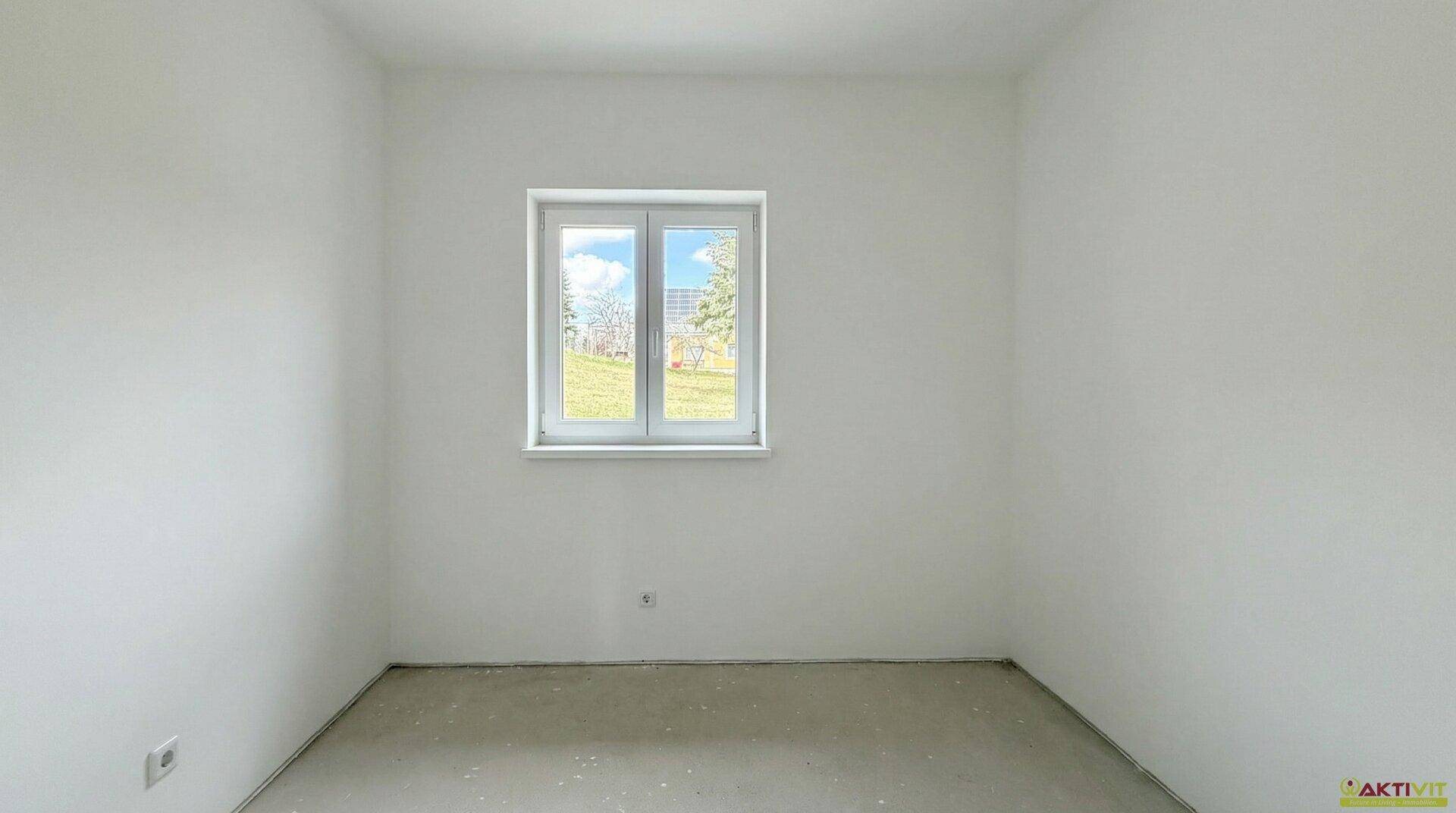 Kleinerer Raum im Rohbau mit einem Fenster, geeignet als Kinderzimmer oder Arbeitszimmer.