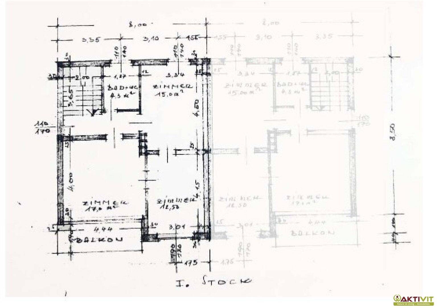 Handgezeichneter Grundriss des ersten Stocks mit Zimmern und Balkon.