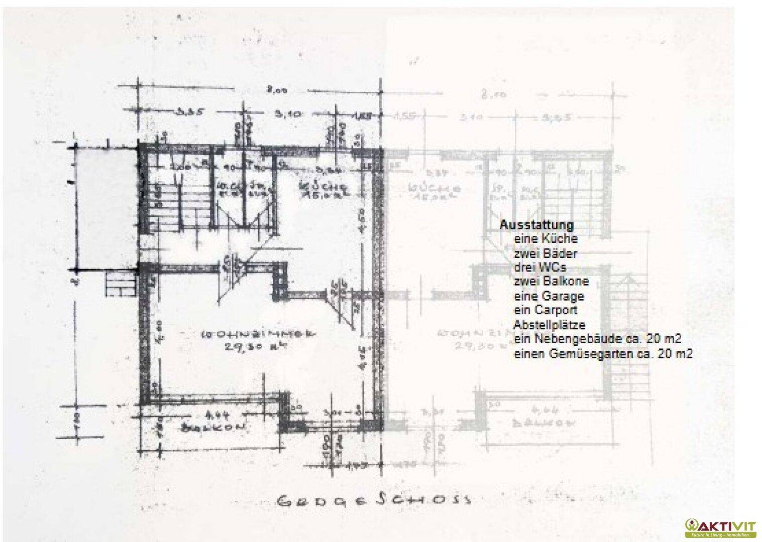 Handgezeichneter Grundriss des Erdgeschosses mit Wohnzimmer, Küche und Balkon.