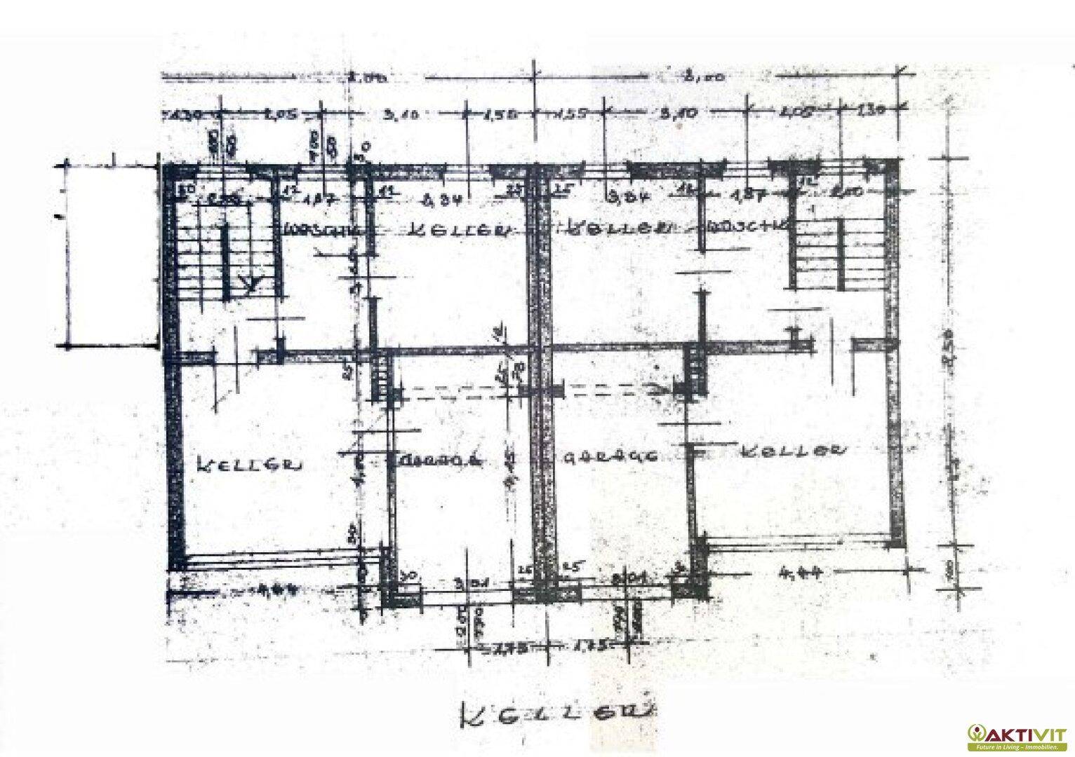 Handgezeichneter Grundriss des Kellergeschosses mit Kellerräumen und Garagen.
