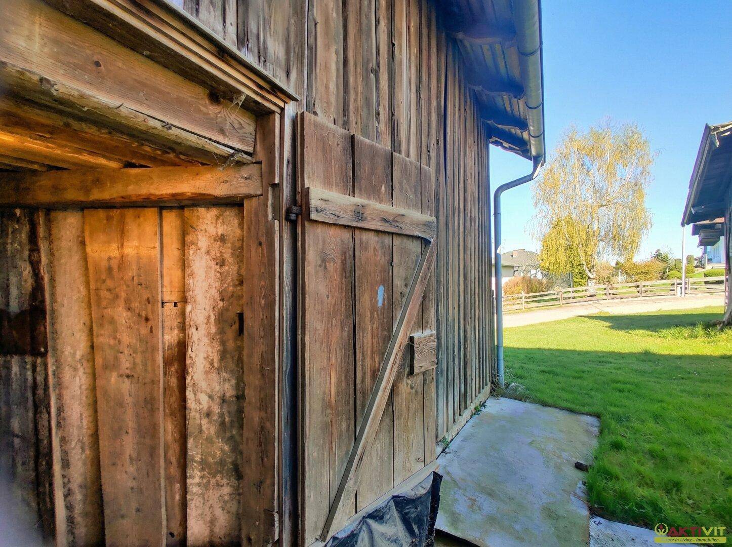 Detailansicht einer rustikalen Holztür an der alten Scheune.