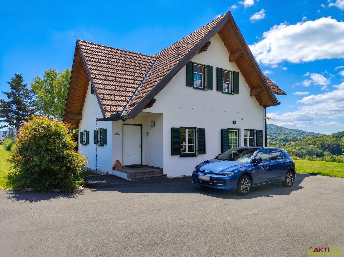 Vorderansicht des Einfamilienhauses mit gepflasterter Auffahrt und gepflegtem Vorgarten.