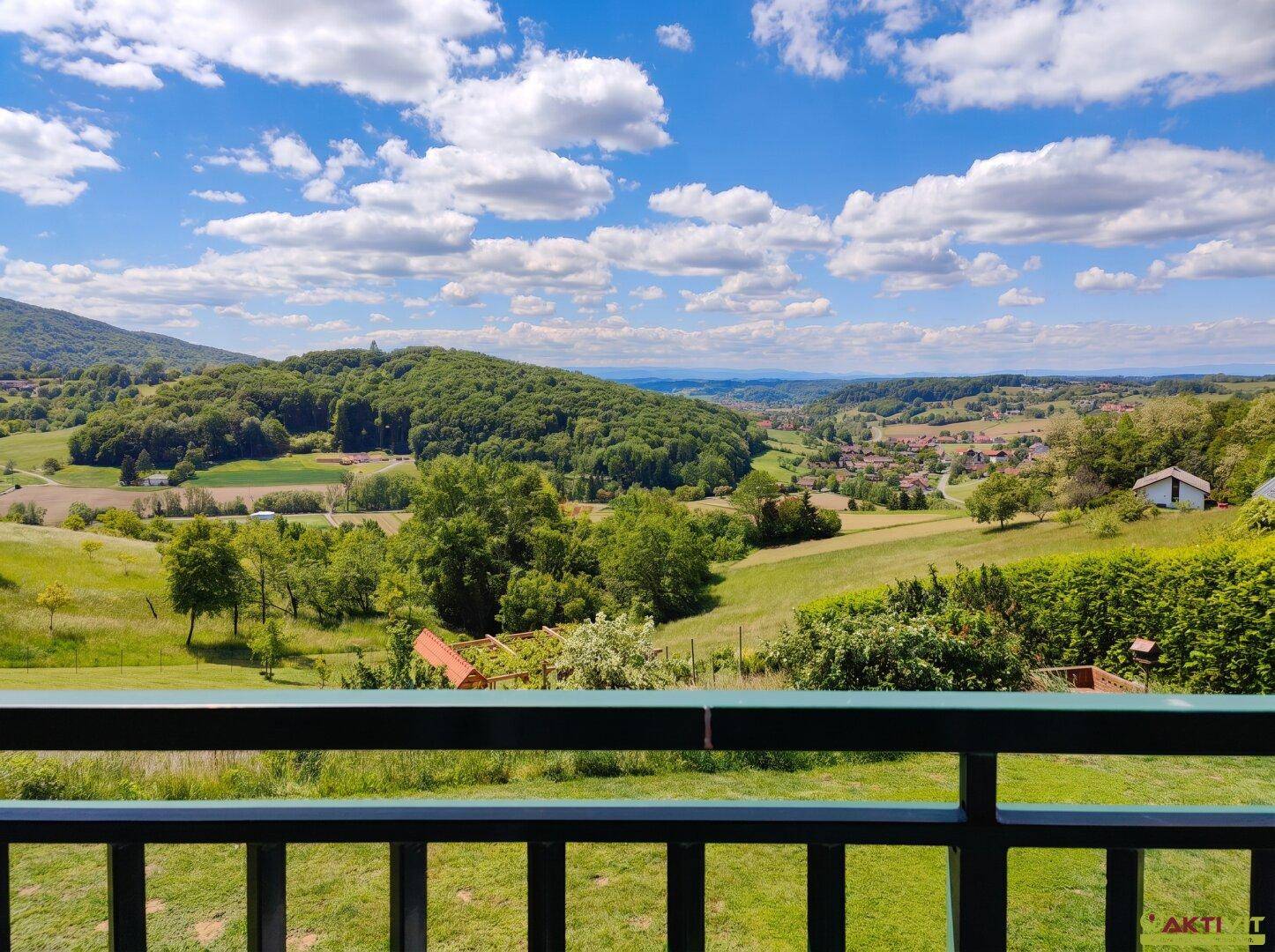 Atemberaubender Panoramablick von einem Balkon über die hügelige Landschaft und Dörfer.