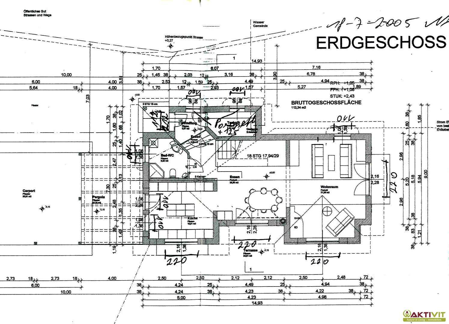 Grundriss des Erdgeschosses mit offenem Wohnbereich, Terrasse und Carport.