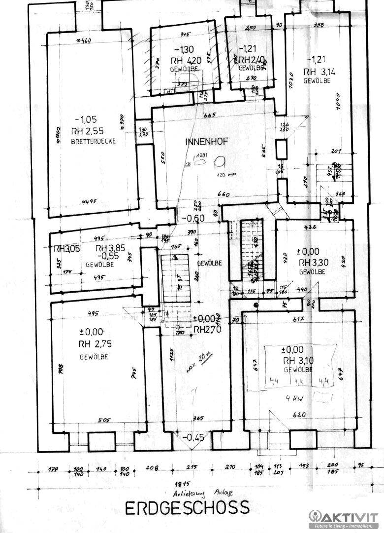 Grundriss des Erdgeschosses mit Innenhof und verschiedenen Räumen.