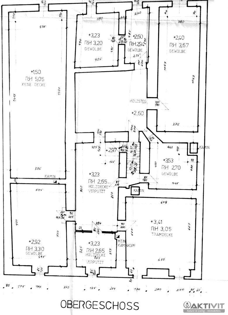 Grundriss des Obergeschosses mit Kaminen und Holzsteg.