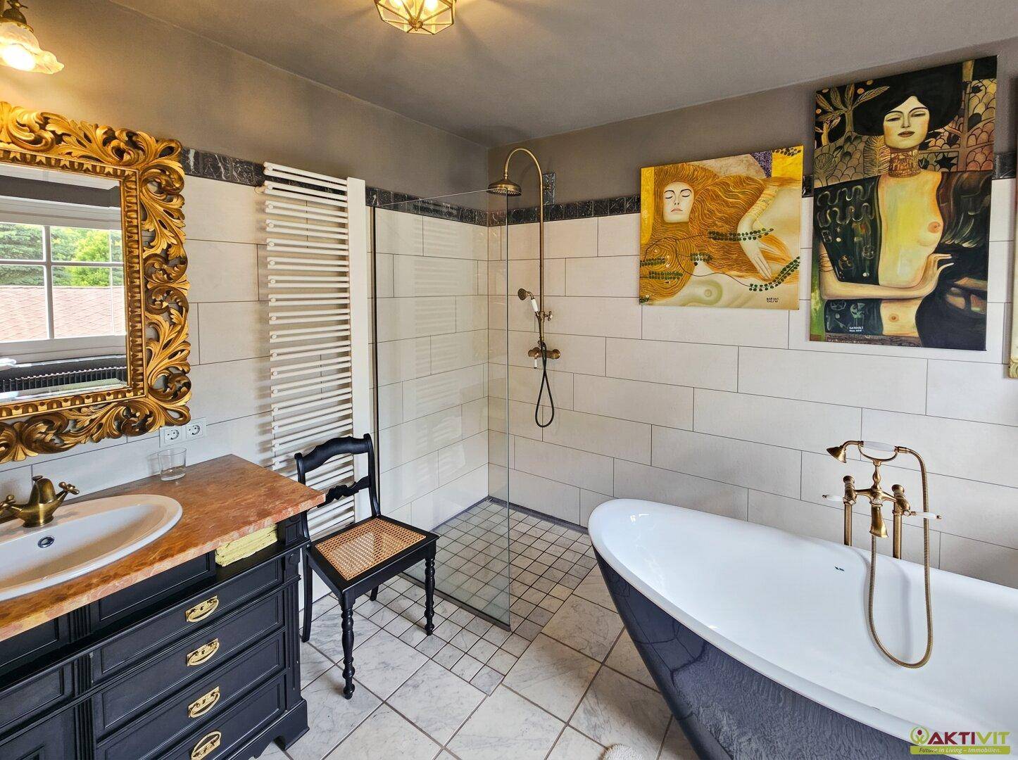 Elegantes Badezimmer mit freistehender Badewanne, Dusche und goldenen Armaturen.