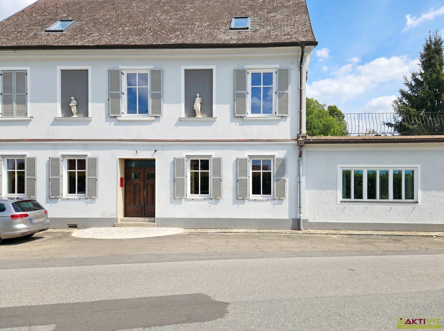Klassische Fassade eines Gebäudes mit Fensterläden und Balkon.