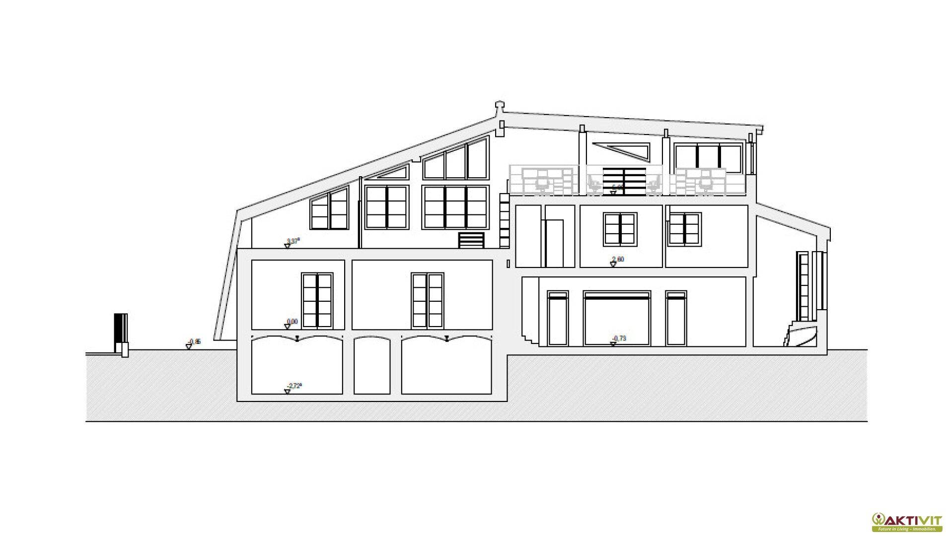Querschnitts-Grundriss eines mehrstöckigen Gebäudes mit Dachschrägen und verschiedenen Fensteranordnungen.